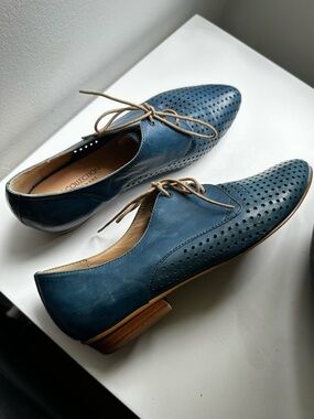 Handmade TJ Collection genuine Italian leather perforated laced shoes